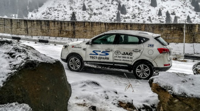 JAC S5: пижонство и функция «ни к чему»